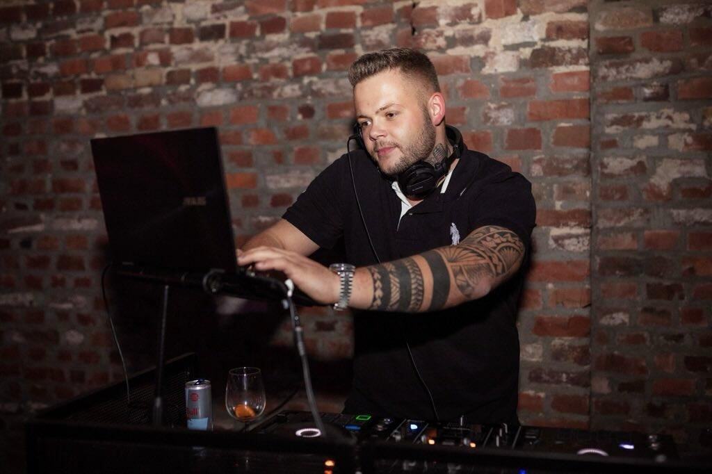 DJ Quake beim Auflegen an den Turntables während eines Live-Events
