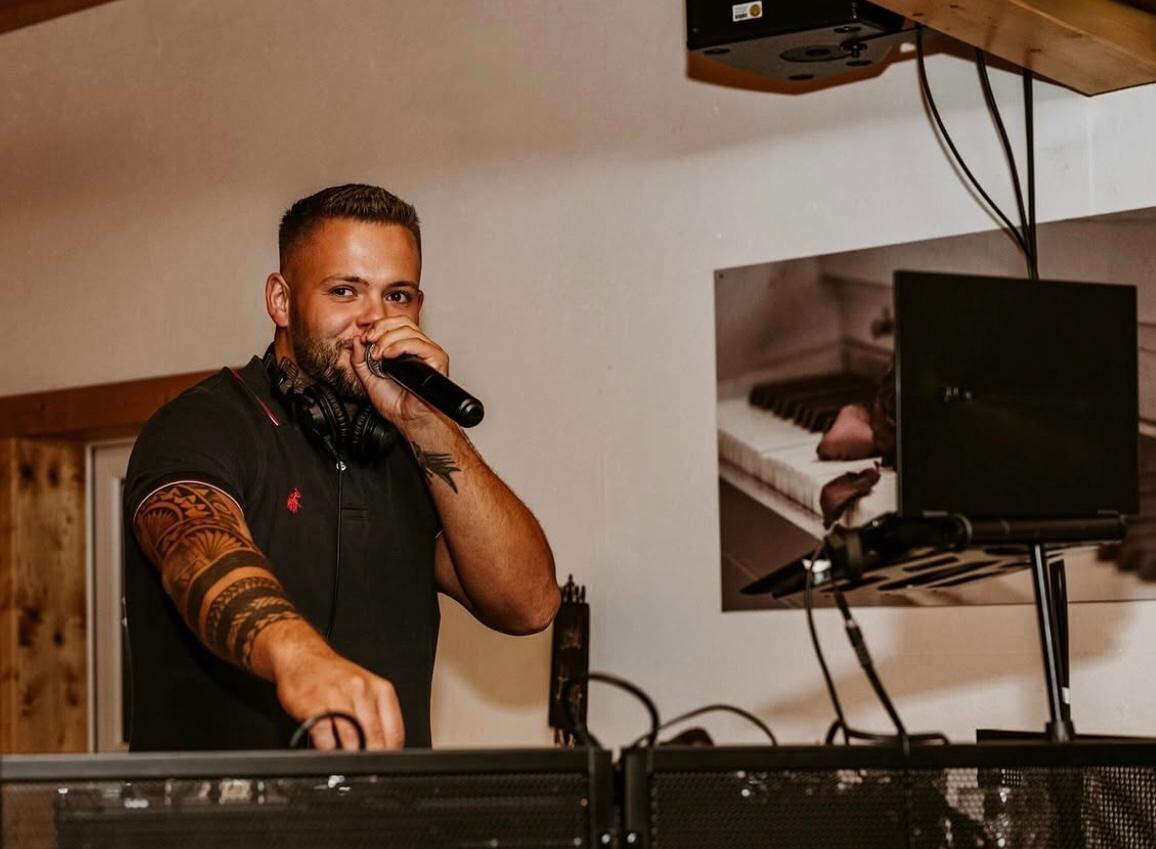 DJ Quake beim Auflegen als DJ und beim Moderieren in sein Mikrofon