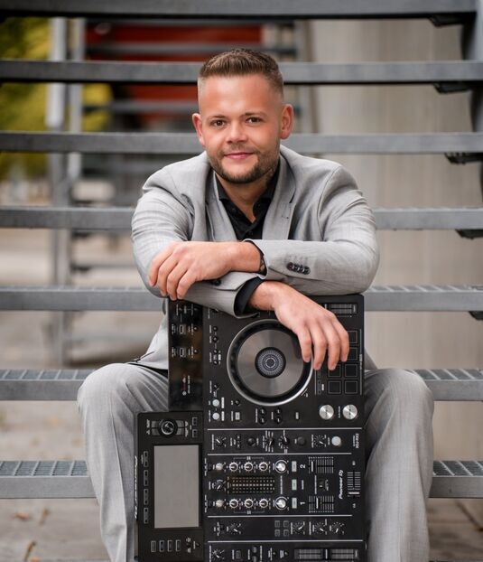 Portraitfoto von DJ Quake als Hochzeit DJ mit DJ Controller