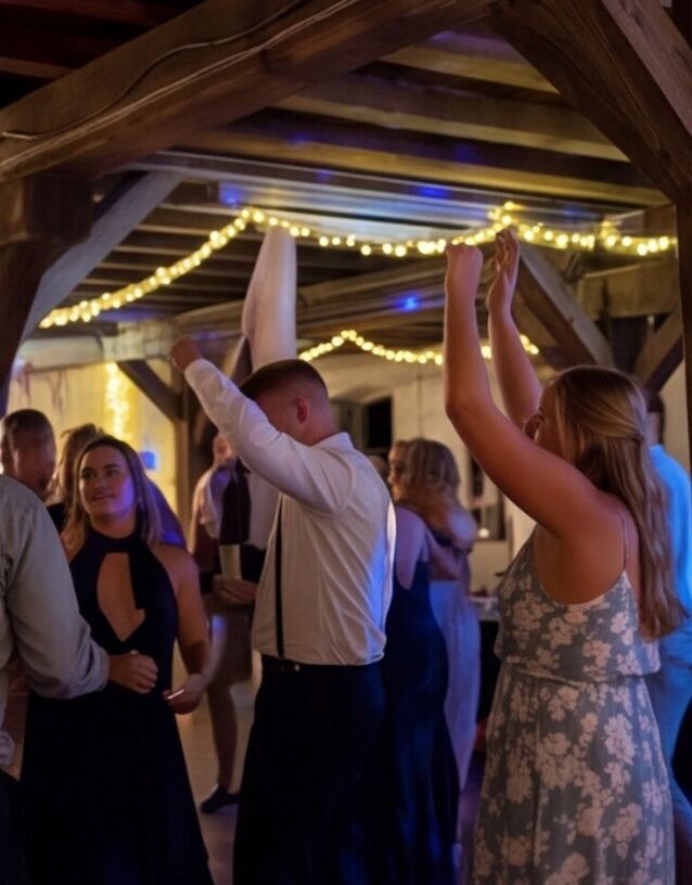 Bild aus einer Hochzeit mit voller Tanzfläche und vielen tanzenden Gästen in festlicher Stimmung