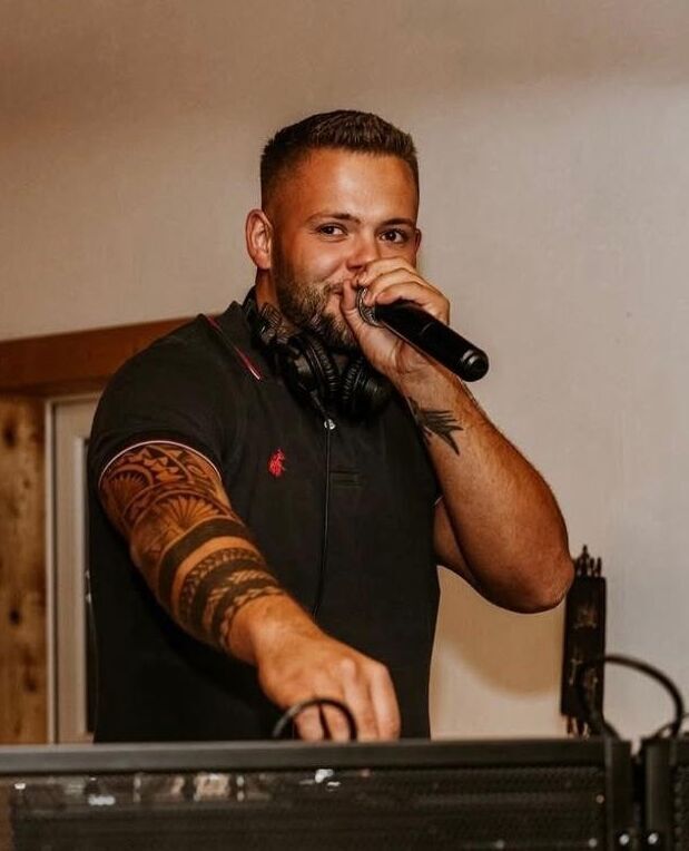DJ Quake bei der Arbeit als DJ in Iserlohn bei einem Event