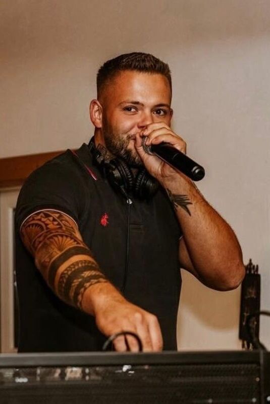 DJ Quake bei der Arbeit als DJ in Iserlohn bei einem Event