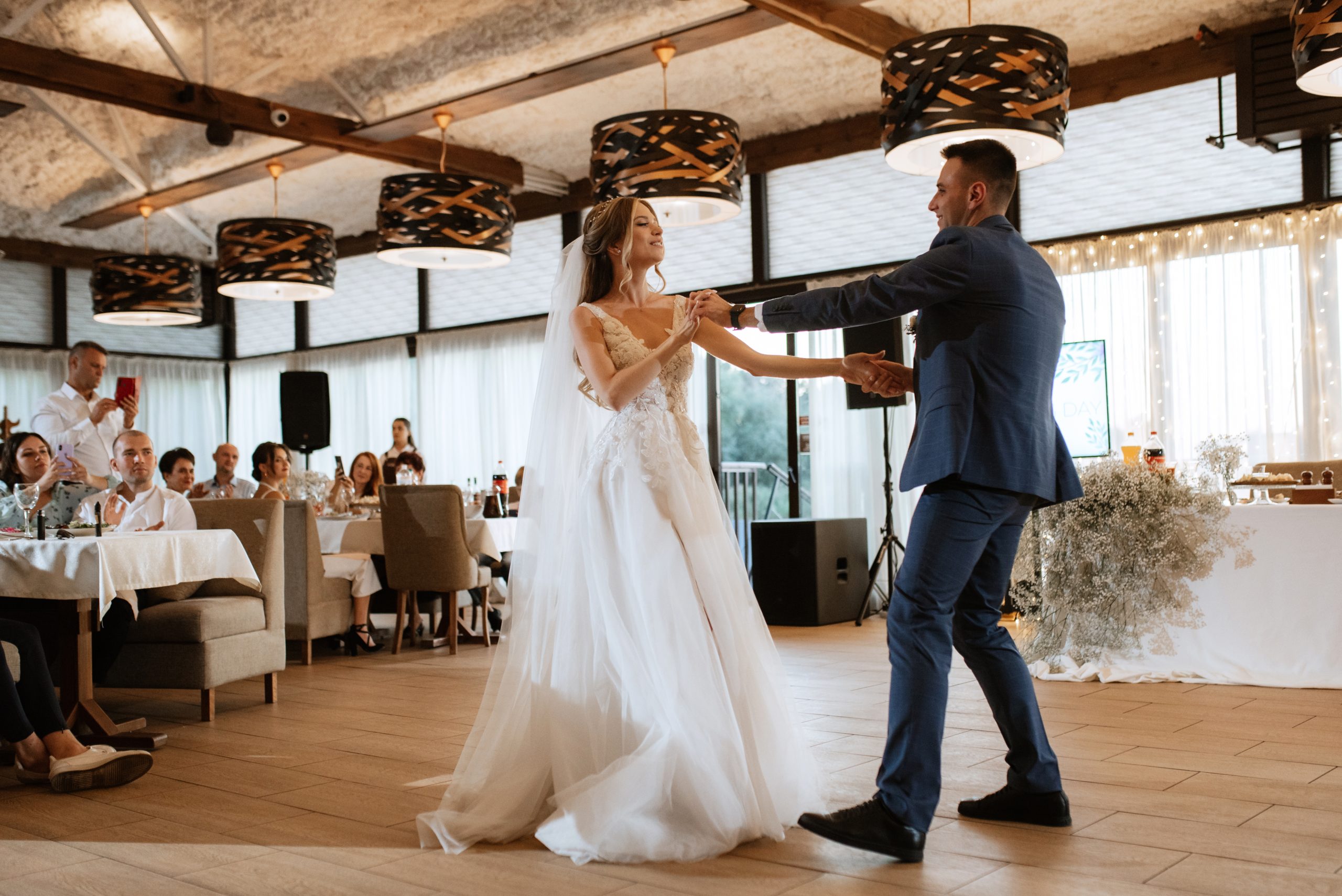 Volle Tanzfläche bei einer Hochzeit mit DJ Quake